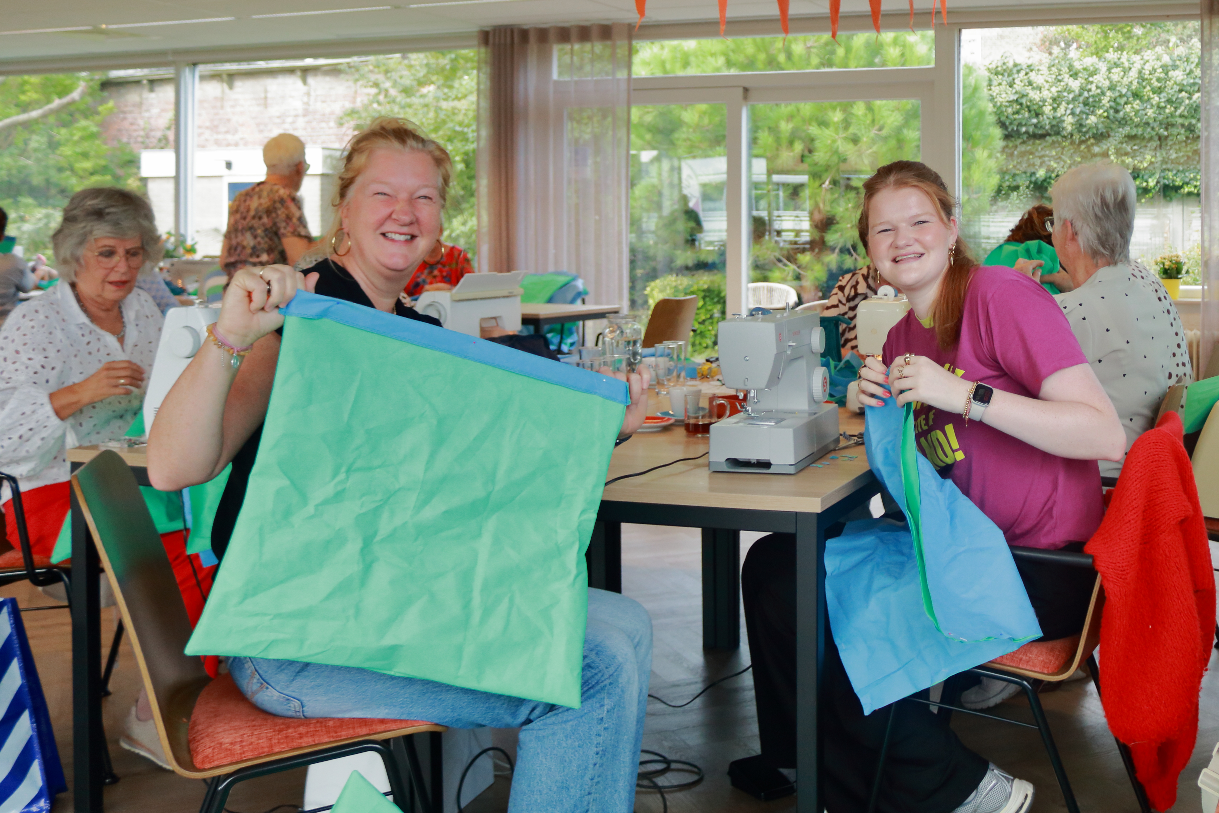 Van oude operatiedoeken werden nieuwe tassen gemaakt